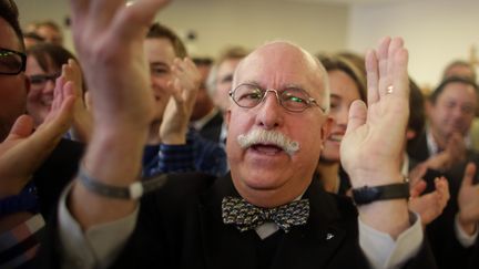 Des membres de la CDU applaudissent &agrave; l'annonce des estimations, &agrave; Kiel (Allemagne), le 6 mai 2012. (KAY NIETFELD / DPA)