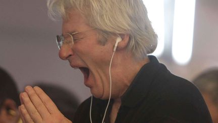 M&eacute;diter avec son iPod? Un concept tr&egrave;s Richard Gere qui n'emp&ecirc;che vraisemblablement pas l'acteur de s'ennuyer ferme... (ALTAF QADRI / AP / SIPA)