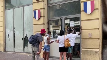 Dans les Bouches-du-Rhône, entre 400 et 600 policiers seraient en arrêt maladie afin de montrer leur colère après le placement en détention de l'un des leurs, accusé d'avoir violemment agressé un jeune homme pendant les émeutes. (FRANCE 2)
