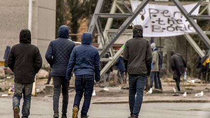 À Calais, les migrants sont accueillis dans des conteneurs et des hangars en raison du froid (illustration). (PHILIPPE HUGUEN / AFP)