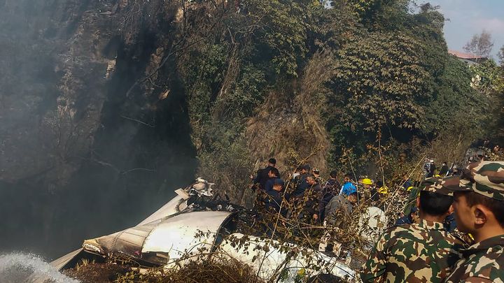 Le site de l'accident de l'avion de Yeti Airlines, le 15 janvier 2023. (BISHAN CHETRI / ANADOLU AGENCY / AFP)