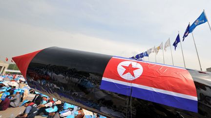 Une r&eacute;plique de missile nord-cor&eacute;en brandi par des manifestants sud-cor&eacute;ens, en juin 2009, pour protester contre des tirs de missiles. (KIM JAE-HWAN / AFP)