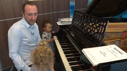 Le pianiste Anthony Burlot a joué des airs de Mozart en crèche.
 (France 3 / Culturebox)