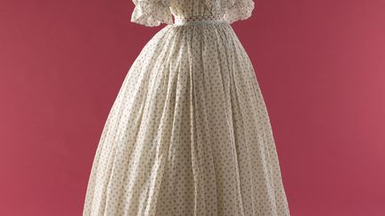 Robe de jour portée par l'épouse du Docteur Gachet, vers 1866. Mousseline de coton blanc, imprimé fleurettes rouges et noires. Collection Palais Galliera
 (Collection Palais Galliera. © Stéphane Piera / Galliera / Roger-Viollet)