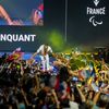 Alexis Hanquinquant, qui a conservé son titre paralympique au triathlon, célèbre sa médaille d'or avec le public du Club France, à la Porte de la Villette, à Paris, le 2 septembre 2024. (KELLERMAN YONATHAN / KMSP / AFP)