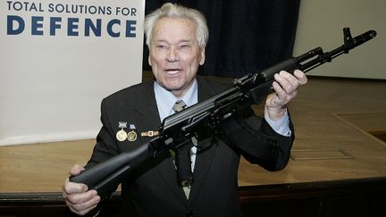 Mikha&iuml;l Kalachnikov, l'inventeur du fusil d'assaut qui porte le m&ecirc;me nom, le 15 avril 2006 &agrave; Moscou (Russie).&nbsp; (MAXIM MARMUR / AFP)