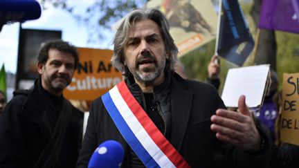 Aymeric Caron, député la France insoumise, lors d'une manifestation&nbsp;anti-corrida à Paris, le 19 novembre 2022.&nbsp; (JULIEN DE ROSA / AFP)