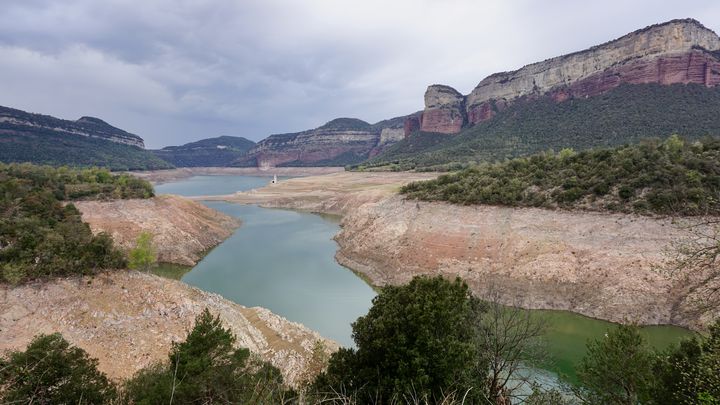 Le réservoir de Sau, à 90 km au nord de Barcelone (Espagne), n'était plus qu'à 6% de sa capacité mi-avril. (MARIE-VIOLETTE BERNARD / FRANCEINFO)