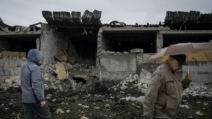 Une habitation endommagée par un tir de missile à Kramatorsk au sud de Sloviansk, dans le Donbass, le 14 avril 2023. (ALFONS CABRERA / AFP)