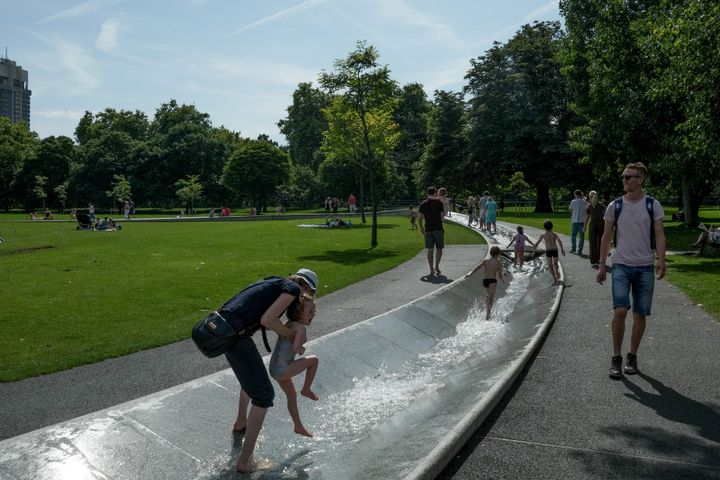 Des passants arpentent&nbsp;la Fontaine commémorative de Diana à Londres (Royaume-Uni), en août 2017. (JAY SHAW BAKER / NURPHOTO / AFP)