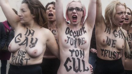 Un d&eacute;fil&eacute; contrari&eacute; par les Femen, f&eacute;ministes ukrainiennes de l'extr&ecirc;me qui s'est termin&eacute; en affrontement entre les deux camps, blessant au passage l'essayiste Caroline Fourest. (CITIZENSIDE / AFP)