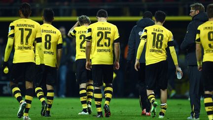 Les joueurs de Dortmund la tête basse (PATRIK STOLLARZ / AFP)