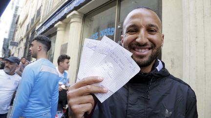 Dans la file d'attente pour la vente de billets pour la finale de la Ligue Europa OM-Atlético Madrid, le 9 mai devant le local du club de supporters de l'OM, Yankee Nord Marseille. Image d'illustration. (MAXPPP)