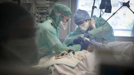 Dans l'unité dédiée au Covid-19 de l'hôîpital de la Croix-Rousse, à Lyon (Rhône), le 24 avril 2020. (MAXPPP)