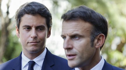 Emmanuel Macron et Gabriel Attal, ministre de l'Éducation, en dans un lycée professionnel Orange, dans le Vaucluse, le 1er septembre 2023. (LUDOVIC MARIN / POOL)