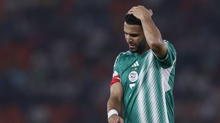 La détresse du capitaine de la sélection algérienne, Riyad Mahrez, lors du match de Coupe d'Afrique des nations entre l'Algérie et la Mauritanie, le 23 janvier 2024 au stade de la Paix de Bouake (Côte-d'Ivoire). (KENZO TRIBOUILLARD / AFP)