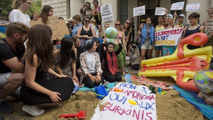 Rassemblement contre l'interdiction du burkini organisée devant l'ambassade de France à Londres, le 25 août 2016 (JUSTIN TALLIS / AFP)