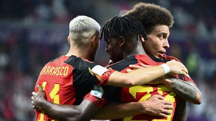 L'attaquant belge Michy Batshuayi célèbre son but avec ses coéquipiers lors du match du groupe F de la Coupe du monde 2022 à Al-Rayyan, au Qatar, le 23 novembre 2022. (JEWEL SAMAD / AFP)