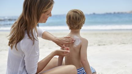 Les produits visés sont le lait solaire spécial enfant de Clarins, le spray solaire Photoderm kid de Bioderma, ainsi que des produits solaires "bio" de Biosolis, Alga Maris et Lovéa. (SCIENCE PHOTO LIBRARY / R3F)