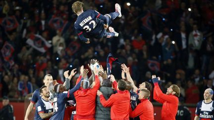 David Beckham, porté en triomphe par les joueurs du PSG lors du titre en 2013