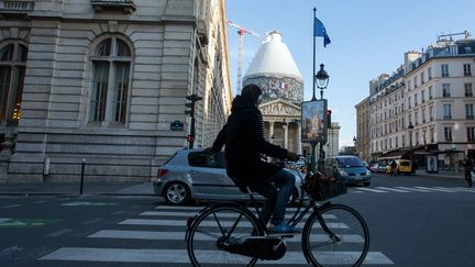 Un cycliste près du Panthéon, le 5 février 2015. (BRUNO LEVESQUE / MAXPPP)