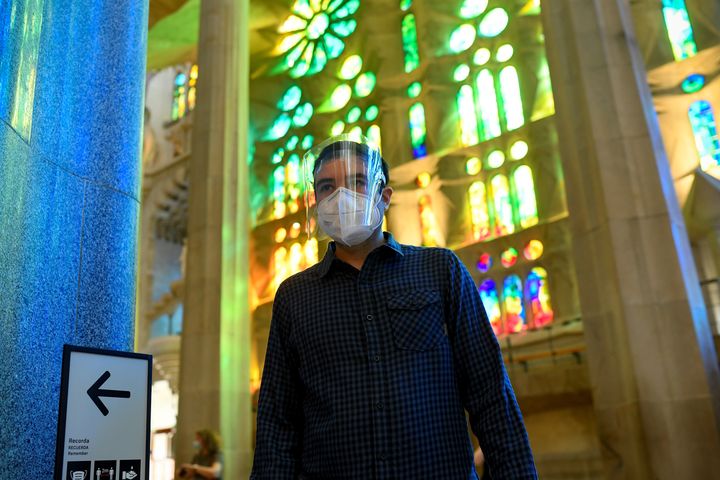 Un visiteur pendant la visite de la Sagrada familia le 4 juin 2020. (JOSEP LAGO / AFP)