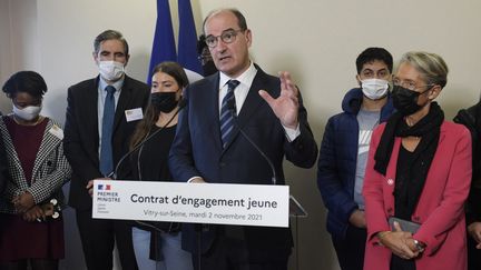 Le Premier ministre Jean Castex détaille le dispositif "Contrat d'engagement jeune" annoncé par Emmanuel Macron, mardi 2 novembre 2021. (JULIEN DE ROSA / AFP)