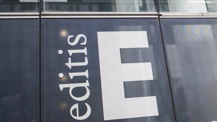 Logo du groupe d'édition Editis sur la façade du siège social à Paris en décembre 2022. (BRUNO LEVESQUE / MAXPPP)