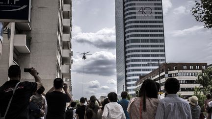 Les habitants de La Part-Dieu observent dimanche la nouvelle Tour "Incity" qui domine la "skyline" de Lyon.
 (JEAN-PHILIPPE KSIAZEK / AFP)