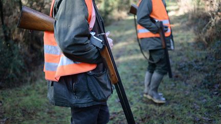 Des chasseurs dans un bois de La Chapelle-Glain (Loire-Atlantique), le 14 février 2015. (Photo d'illustration) (JEAN-SEBASTIEN EVRARD / AFP)