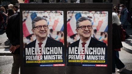 Des affiches de campagne de l'Union populaire de Jean-Luc Mélenchon, le 1er mai 2022, à Paris. (SAMUEL BOIVIN / NURPHOTO / AFP)