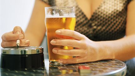 Le co&ucirc;t social de l'alcool et celui du tabac sont &agrave; peu pr&egrave;s &eacute;quivalents, soit 120 milliards d'euros chacun. (MARK DOUET / GETTY IMAGES)