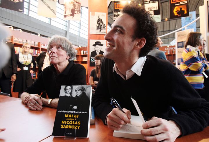 André et Raphaël Glucksmann au Salon du livre de 2008, présentent leur livre : "Mai 68 expliqué à Nicolas Sarkozy" (Denoël).
 (FRANCOIS GUILLOT / AFP)