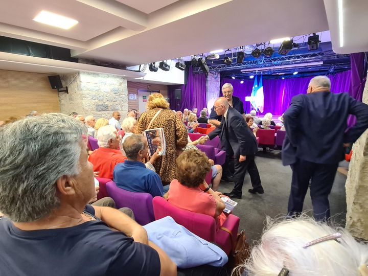 Eric Ciotti (LR) en réunion publique dans le centre de Nice, vise la réélection lors de ces élections législatives. (AUDREY TISON / RADIOFRANCE)