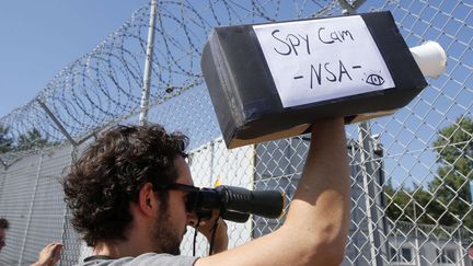 Un homme manifeste contre l'agence de s&eacute;curit&eacute; nationale am&eacute;ricaine, la NSA, accus&eacute;e d'avoir espionn&eacute; plusieurs repr&eacute;sentations diplomatiques en Europe, le 20 juillet 2013 &agrave; Griesheim (Allemagne). (MICHAEL PROBST / AP / SIPA )