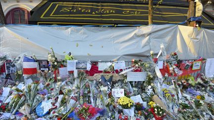 Cette photo prise le 26 novembre montre les fleurs, les bougies et les messages déposés devant la salle de concert du Bataclan, où a eu lieu l'attentat le plus meurtrier du 13 novembre. (BERTRAND GUAY / AFP)