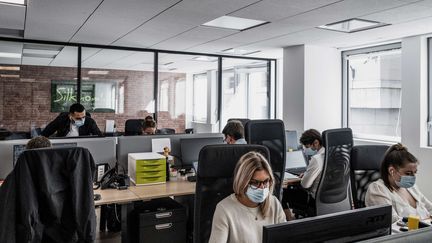 Des travailleurs masqués dans un open space à Lyon, le 1er septembre 2020. (JEFF PACHOUD / AFP)