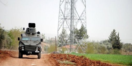 Un véhicule de l'armée turque en train de patrouiller près de la frontière avec la Syrie (11-4-2012) (AFP - BULENT KILIC )