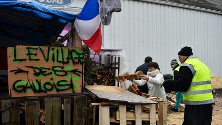 Des "gilets jaunes" installés sur le rond-point de Sablé-sur-Sarthe (Sarthe), le 16&nbsp;décembre&nbsp;2018. (JEAN-FRANCOIS MONIER / AFP)