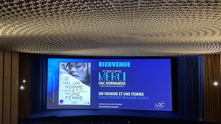 A screen at the UGC Normandie on May 28, 2024, before the screening of Claude Lelouch's classic, "A man and a woman", in Paris.  (FG/FRANCEINFO)