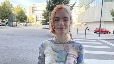 Anouk, 21 ans, étudiante en art à Strasbourg, devant la gare de Nancy. (MANON MELLA / FRANCEINFO)