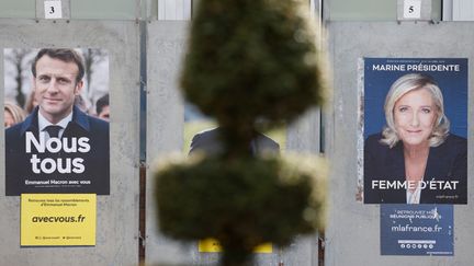 Des panneaux d'affichage électoraux à Denain (Nord), le 11 avril 2022. (LUDOVIC MARIN / AFP)