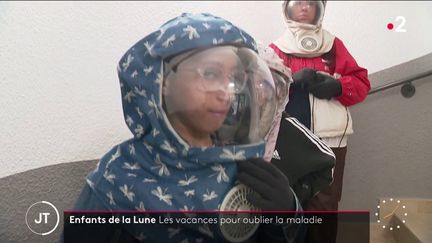 Les enfants de la lune ne peuvent pas être exposés au soleil. A Sevrier, en Haute-Savoie, des vacances leur sont spécialement dédiées. (France 2)