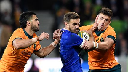 L'arrière des Bleus Melvyn Jaminet à la lutte contre Tom Banks et Tom Wright lors d'Australie-France, le 13 juillet 2021. (SIMON BAKER / AFP)