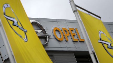 Logo d'Opel, à&nbsp;Ruesselsheim, le 6 mars 2017. (Photo d'illustration) (DANIEL ROLAND / AFP)