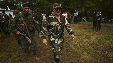 Le commandant en chef de la dissidence des FARC-EP Ivan Mordisco (C) assiste à une réunion avec les communautés locales à San Vicente del Caguan, département de Caqueta, Colombie, le 16 avril 2023. (JOAQUIN SARMIENTO / AFP)