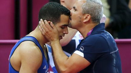 Yin Alvarez, coach et beau-p&egrave;re de Danell Leyva (Etats-Unis), embrasse l'athl&egrave;te apr_s sa m&eacute;daille de bronze en gymnastique, le 1er ao&ucirc;t 2012 aux JO de Londres.&nbsp; (MIKE BLAKE / REUTERS)