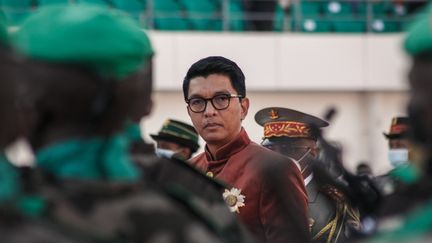 Sur cette photo prise le 26 juin 2021, le président malgache Andry Rajoelina inspecte les troupes lors des célébrations de la fête de l'indépendance au stade Barea, à Antananarivo, la capitale malgache. (RIJASOLO / AFP)