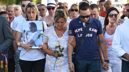 Kevin et&nbsp;Laurence (au centre)&nbsp;Cornara, le fils et la femme d'Hervé&nbsp;Cornara, lors d'une marche à Fontaines-sur-Saône&nbsp;(métropole de Lyon), le&nbsp;30&nbsp;juin&nbsp;2015. (PHILIPPE DESMAZES / AFP)