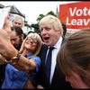 L'ancien maire de Londres, Boris Johnson, avec des partisans du Brexit, le 22 juin 2016 &agrave; Londres. (MAXPPP)